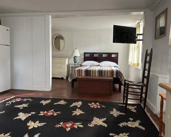 Studio Apt with Full Kitchen. 1 minute stroll over picturesque bridge into town. - Peterborough