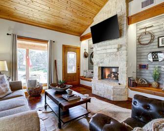 The Hill Country Cottage - Hondo