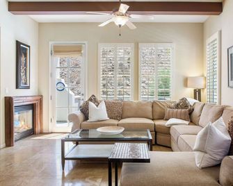 Setting the Standard by AvantStay - La Quinta - Living room