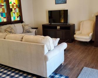 Private suite 3 BR 1 BA with pool, balcony, boat parking - Leesburg - Obývací pokoj