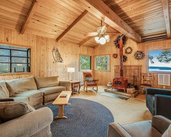 Waterfront home with private deck, WiFi, W/D & spectacular views - Orcas - Sala de estar