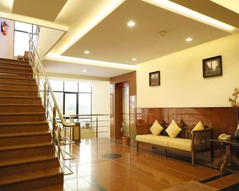 Taz Kamar Family Hotel - Chennai - Living room