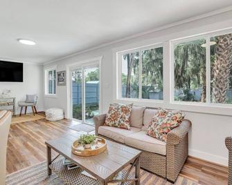 A Lovely Coastal Cottage in the seaside town of Darien Georgia - Darien - Sala de estar