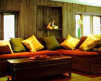 Chalet Romantique - Sutton - Living room