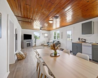 Whispering Oak Cabin- Lakefront Getaway With A Jacuzzi In Texoma Shores Resort - Madill - Dining room