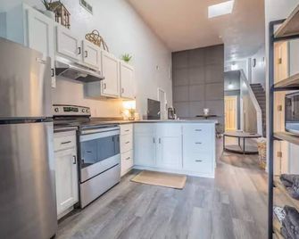 Skylight on the Square - Maryville - Küche