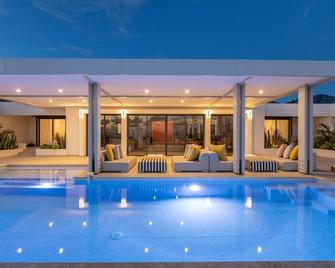 Luxurious Solis Villa Breathtaking 7-BR Oceanview Retreat in Prestigious Gated Community - Terres-Basses - Pool
