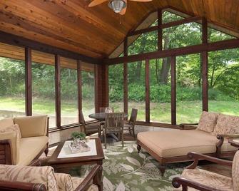 Beautiful estate in the bluffs with breath taking views and a private air strip! - Platte City - Living room