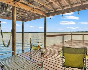 Lakefront Fishing Retreat | Private Dock & Canoe | Extended Stays Welcome - Lake Wales - Balcon