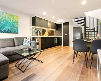 Modern 1 Bedroom Apartment - Sydney - Living room