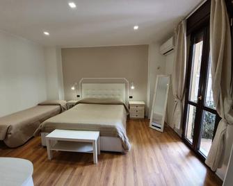 Guest House Piazza Carmine - רג'יו קלבריה - חדר שינה