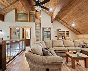 Set The Hook By Kabino Fire Pit Sleeper Sofa Loft 2 Living Rooms Grill Wifi - Island Park - Wohnzimmer