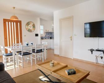 Villa Rosa, Budoni. Independent villa 150 meter from the beach, free wi-fi , A/C - Budoni - Essbereich