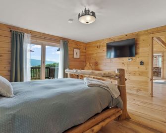 Lake George and mountain views on 52 acres+private pond! Right in Bolton Landing - Diamond Point - Habitación