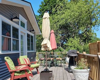 Heart Stone House: 1-bedroom cottage; walk to town, bike path; close to beaches - Wakefield - Patio