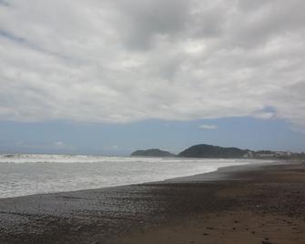 Room2Board Hostel And Surf School - Jacó - Playa