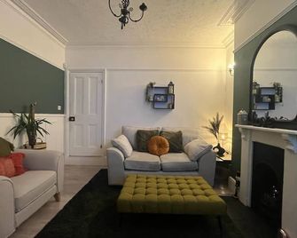 Large 3 Bed House, 2 Bathrooms. For workers, couples & families. - Ilkeston - Living room