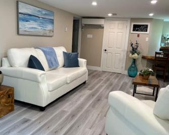 East Coast Hideaway - One Bedroom Suite - Saint Johns - Salon