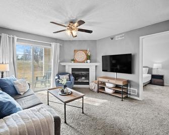 Pool Gym First Floor More - West Des Moines - Living room