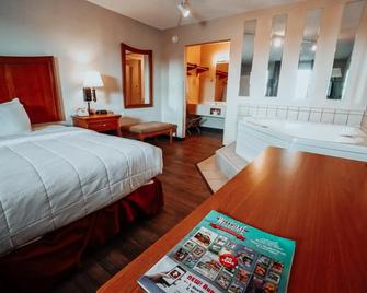 Lamplighter Inn & Suites - North - Springfield - Bedroom