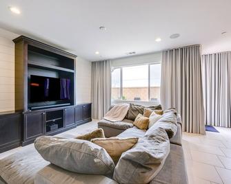 Pet-Friendly Clovis Home - Near Mall and Waterpark! - Clovis - Living room