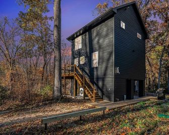 Treehouse Acres, Treehouse Acres Vacation Home - Elkhart - Building
