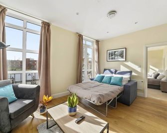 Luxury 2 Bedroom Apartments with Parking - Maidenhead - Living room