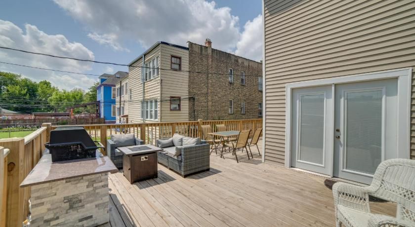 Balcony view of Spacious Chicago Condo with Deck Less Than 9 Mi to Downtown!