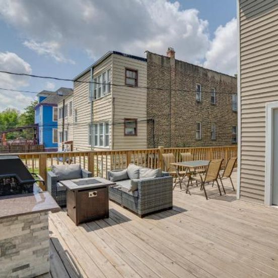 Balcony view of Spacious Chicago Condo with Deck Less Than 9 Mi to Downtown!