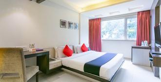 Capital O 45587 The Roa Hotel - Mumbai - Bedroom