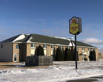 Four Seasons Inn - Bottineau - Building