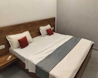 Hotel O Swarg Inn - Bahādurgarh - Bedroom