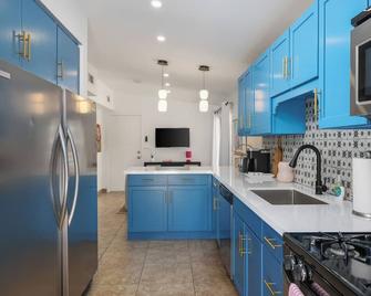 Pool +Full Kitchen + Private Patio & Sun Loungers| The Muse-Suite 3 - Palm Springs