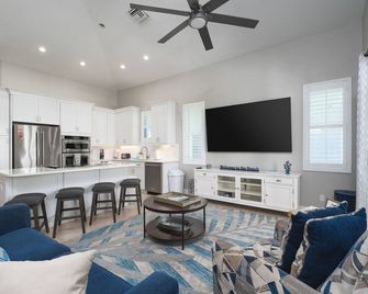 134 Ocean's 11: Heated Pool, Bbq & Beach Access - Fort Myers Beach - Wohnzimmer