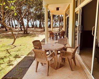 Raja Beach Hotel - Balapitiya - Innenhof
