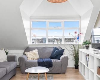 Bright I Airy 3br Apartment - Hafnarfjordur - Living room