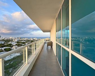 Waterfront Luxury: South Beach 2Bed/2Bath Boutique Condo, Panoramic Views - Miami Beach - Balkon