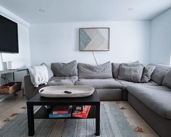 Charming 2 Bedroom House in Superb Fort Lauderdale with Private Backyard - Fort Lauderdale - Sala de estar