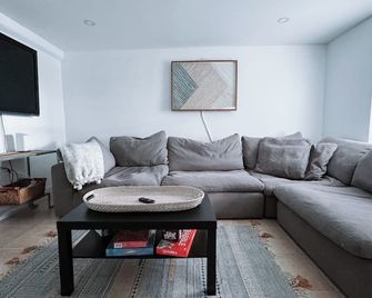 Charming 2 Bedroom House in Superb Fort Lauderdale with Private Backyard - Fort Lauderdale - Sala de estar