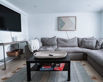 Charming 2 Bedroom House in Superb Fort Lauderdale with Private Backyard - Fort Lauderdale - Sala de estar