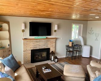 Cozy Beach Front Cabin With Stunning Views - Camano Island - Living room