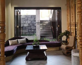 De Coze Hotel - Patong - Living room