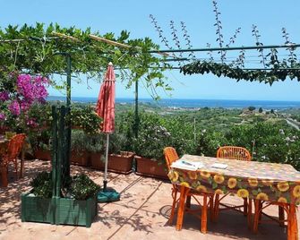 B & B L'ULIVO - nice sea view apartment with terrace and fragrant garden - Torregrotta - Patio