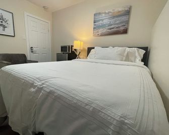 Femz - cozy room in a shared basement suite - Saskatoon - Bedroom