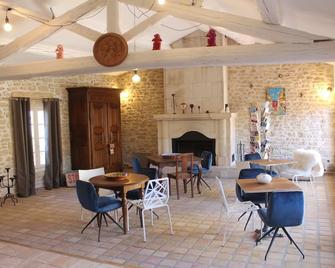La Demeure Bed And Breakfast - Aubais - Ресторан