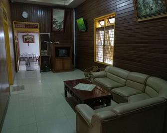Wisma Mutiara Hotel - Padang - Living room