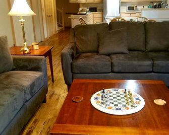 Belknap House on the McKenzie River - Blue River - Living room