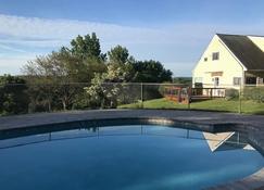 Scenic One Bedroom Room W/ Private Entrance/ Bath & Seasonal Pool! - Doylestown - Pool