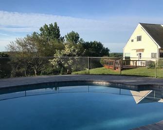 Scenic One Bedroom Room W/ Private Entrance/ Bath & Seasonal Pool! - Doylestown - Piscina