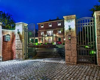 The Belgrade Hills Rooms and Suites - Belgrade - Building